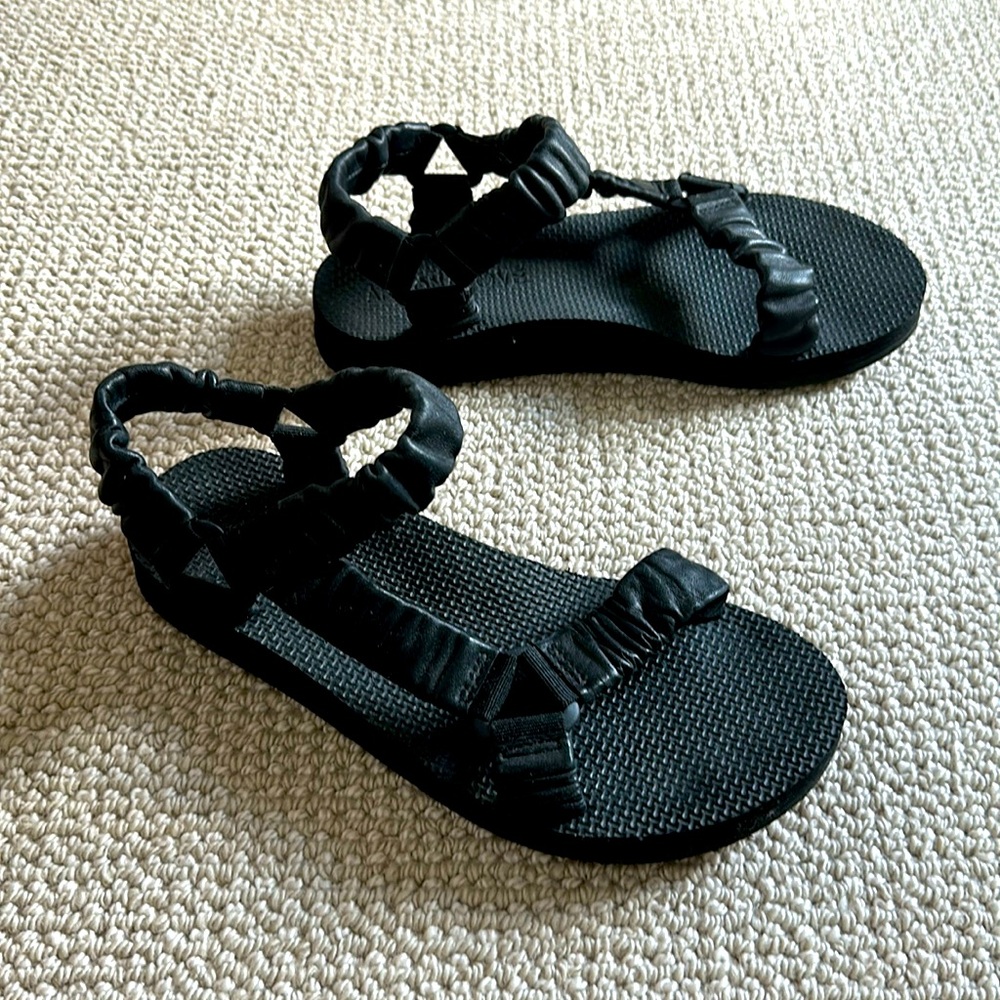 Arizona Love platform flatform black leather sandals